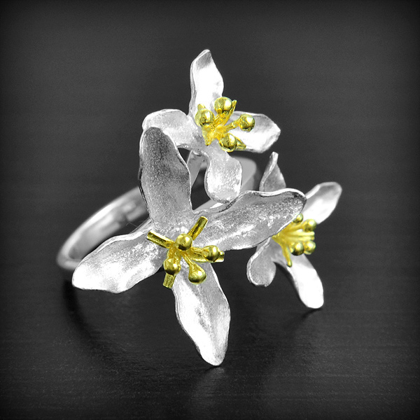 Magnifique bague en bouquet de trois fleurs de Chélidoine en bouquet avec petites étamines dorées...