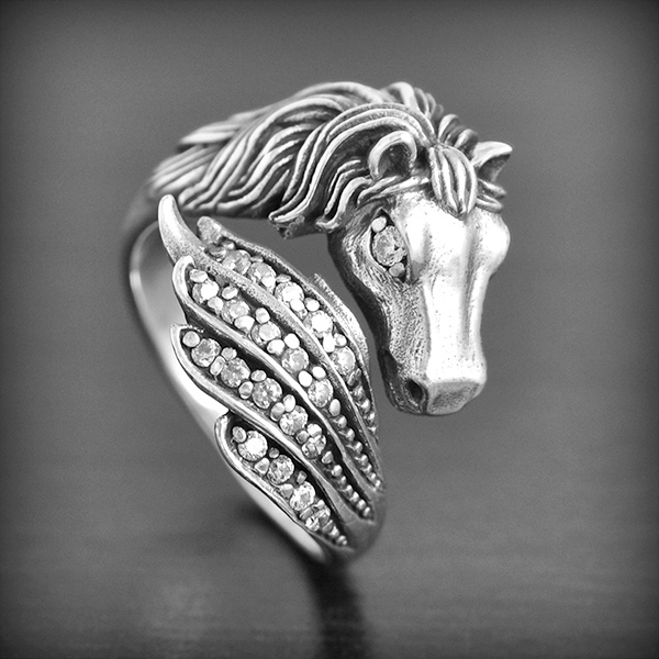 Élégante bague en argent d'une magnifique tête de cheval avec la queue couverte de zirconiums...