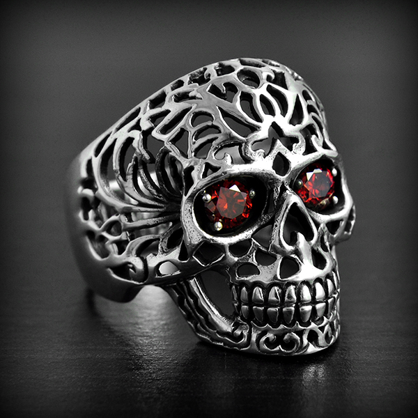Bague en argent d'un crâne ajouré avec les yeux en zirconiums rouges (h:25mm).