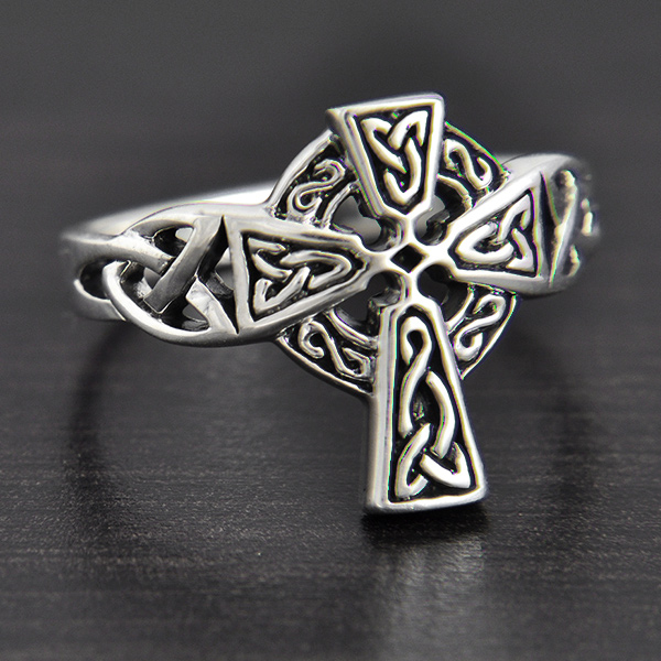 Bague celtique en argent d'une jolie croix celtique en relief de belle épaisseur (h:16mm).
