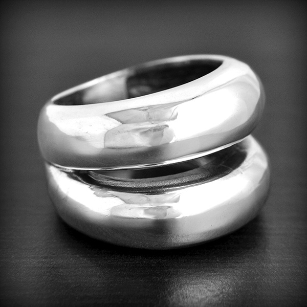 Bague en argent composé d'un double anneau soudé en volume (h:18mm).