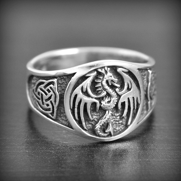 Bague en argent forme anneau finement gravé d'un dragon et de part et d'autre des entrelacs...