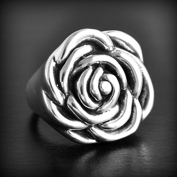 Très jolie bague en argent d'une belle rose en volume avec l'anneau large sur les coté. C'est un...