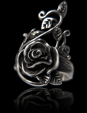 Bague en argent de belle taille d'une rose en volume de style gothique, beau volume et très belle...