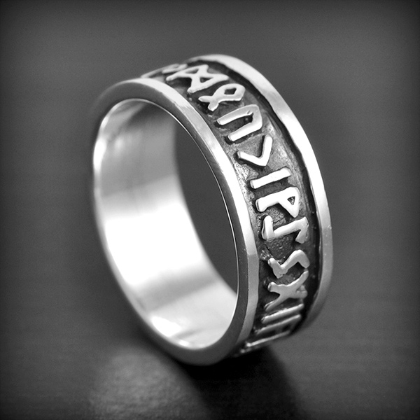 Bague en argent  d'un anneau entièrement gravé de symboles Runiques, pensez à prendre une taille...
