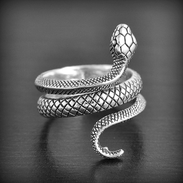 Magnifique bague serpent de 18 cm environ en argent entourant le doigt, entièrement gravé, ce...