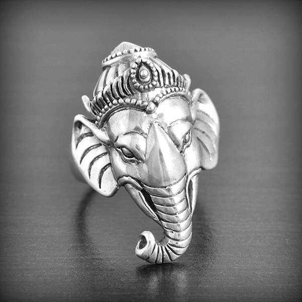 Très belle bague tête d'éléphant d'Asie en argent décorée pour cérémonie (h:35mm).
