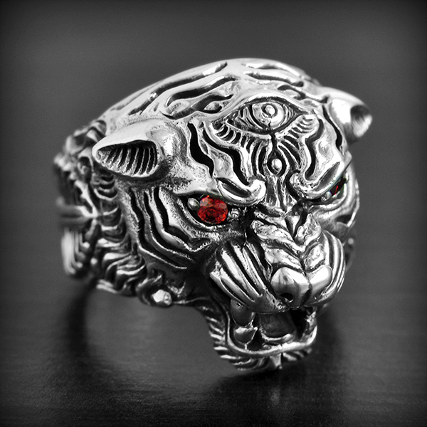 Magnifique bague en argent d'une tête de tigre en volume avec les yeux en zirconiums rouges (h:...