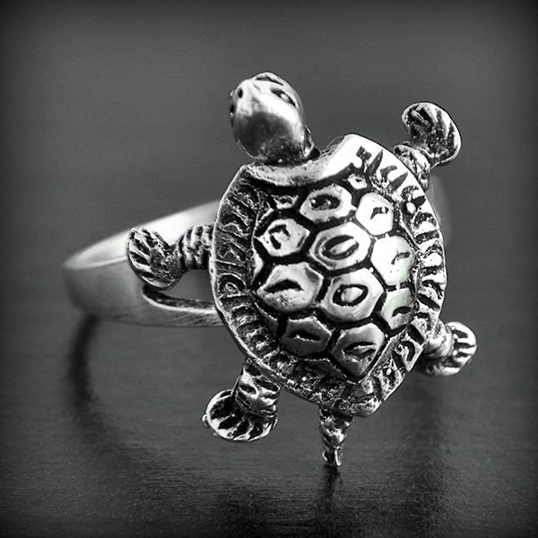 Bague en argent d'une très jolie tortue avec les membres articulés,écailles lisses(h:20mm).