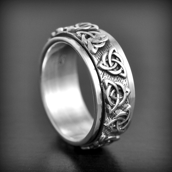 Bague en argent d'un anneau anti-stress décoré d'entrelacs trinité tout autours (h:10mm).