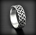 Bel anneau en argent ornée d'entrelacs celtiques sur le demi anneau, modèle plutôt masculin,...