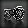 Magnifique bague d'une rose en argent ornée d'un zirconium au centre, blanc ou noir au choix...