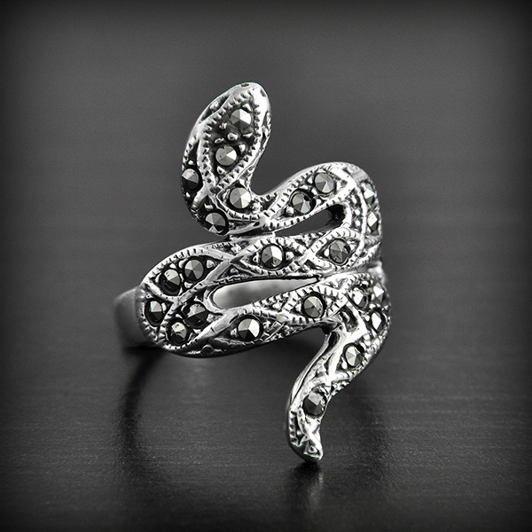 Bague en argent d'un très beau serpent ornée de marcassites (h:26mm).