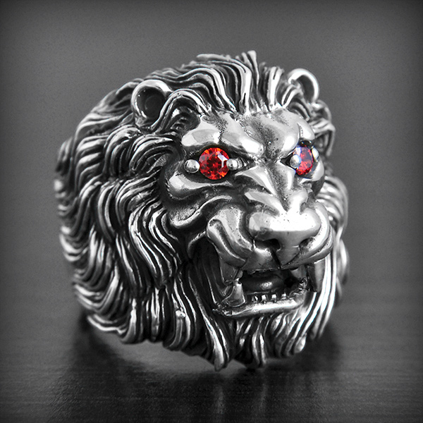 Magnifique bague en argent d'une tête de lion en volume ornée de deux zirconiums rouges pour le...
