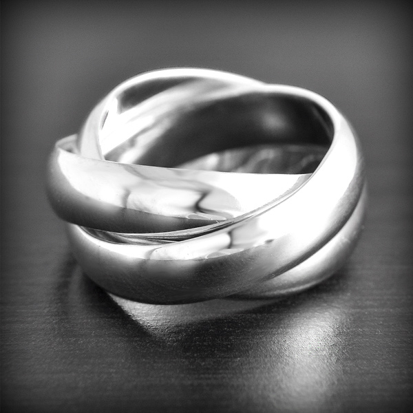 Très belle bague en argent composé de trois anneaux épais de 5 mm entrelacés, c'est un modèle...