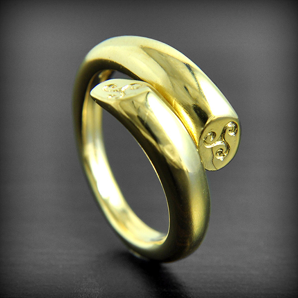 Bague Celtique de fabrication française plaqué or, anneau croisé assez rigide, légèrement...