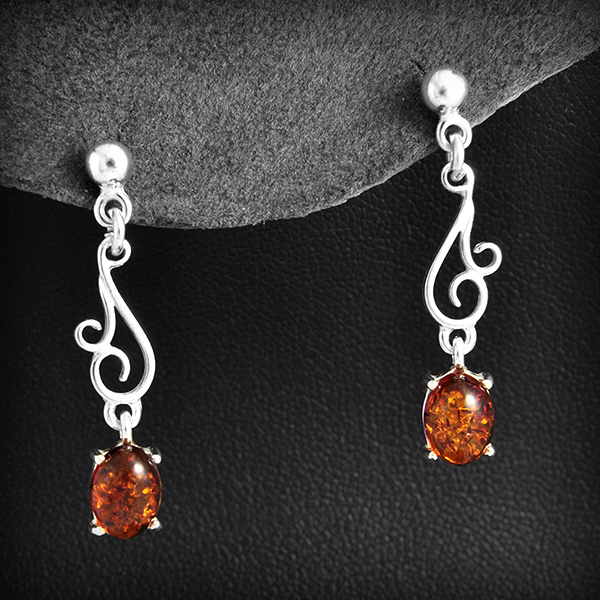 Ravissante paire de boucles d'oreilles en argent faites d'un joli ornement et sertie d'une pierre...