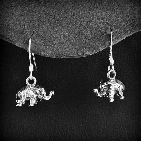 Mignonne paire de boucles d'oreilles éléphanteaux en argent , belle finition (h:21mm).