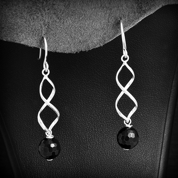 Ravissante paire de boucles d'oreilles en spirale argent et perle d'onyx noire facetté (h:32mm).