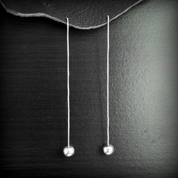 Paire de boucles d'oreilles en argent, d'une petite chaîne avec une boule à l'extrémité (h:65mm).