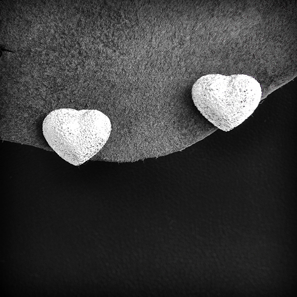 Ravissante paire de boucles d'oreilles puces en argent d'un petit coeur en volume avec une...