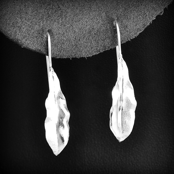 Jolie paire de boucles d'oreilles argent brossé de jolies feuilles de grenadier en volume,...