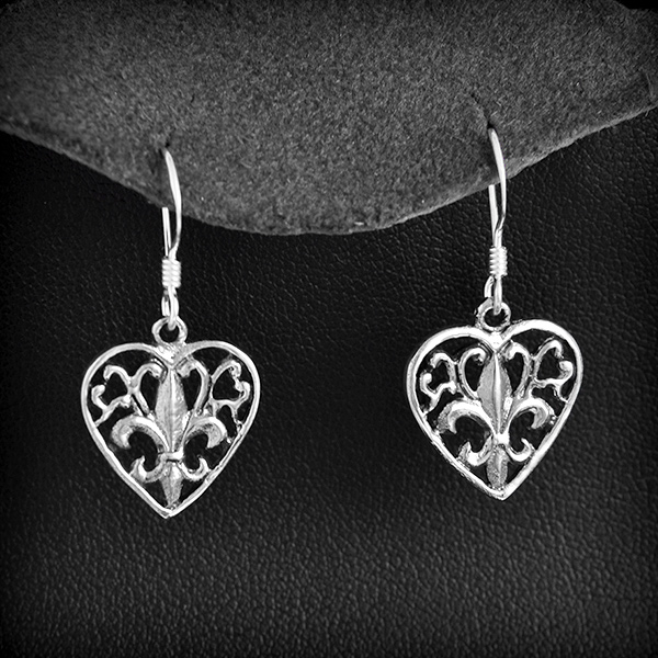  Boucles d'oreilles jolis cœurs ajourés en argent avec fleurs de lys (h:29mm).
