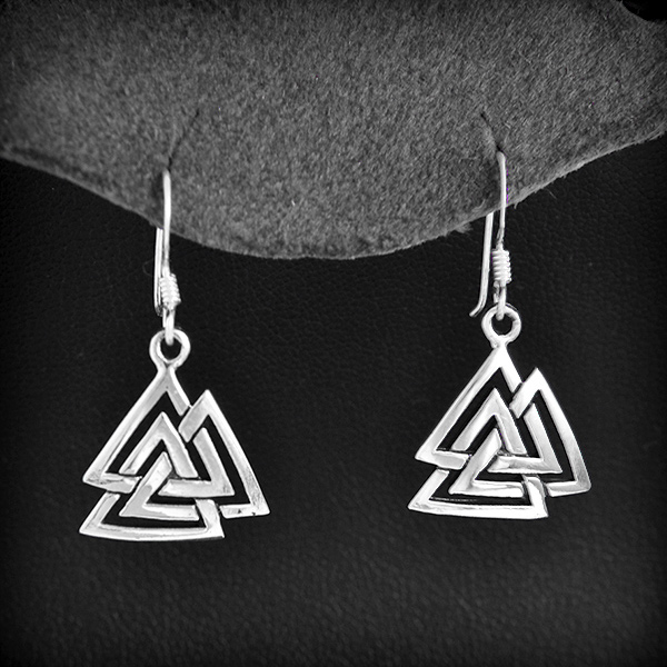 Paire de boucles d'oreilles de trois triangles en argent représentant le passé, le présent et le...