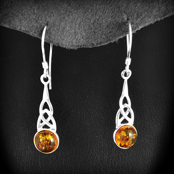 Boucles d'oreilles pendantes en argent d'un bel entrelacs fini avec une perle d'ambre couleur...