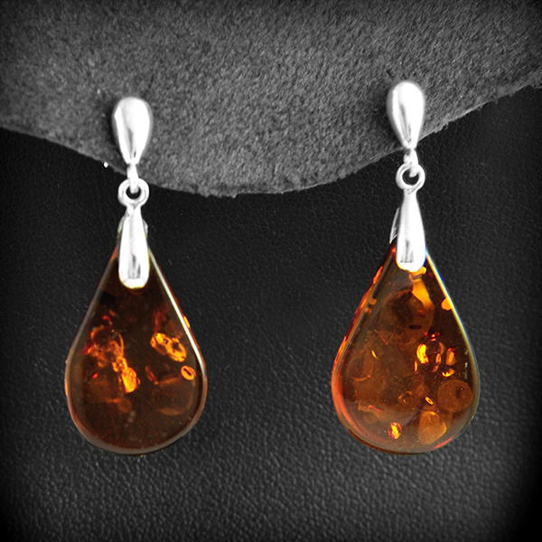 Paire de boucles d'oreilles pendantes argent parées d'une langue d'ambre couleur cognac (h:38mm).