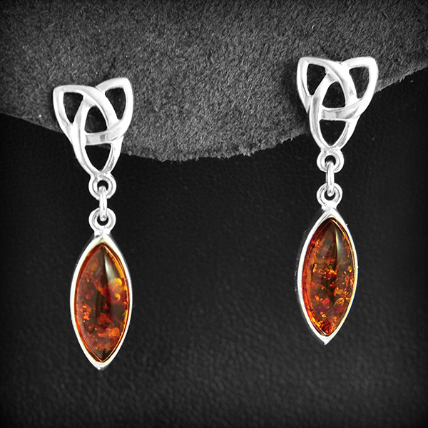 Boucles d'oreilles pendantes en argent ornée du symbole Trinité et parée d'une perle d'ambre en...