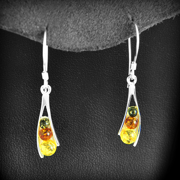 Ravissantes paire de boucles d'oreilles en argent ornées chacune de 3 perles d'ambre de couleur...
