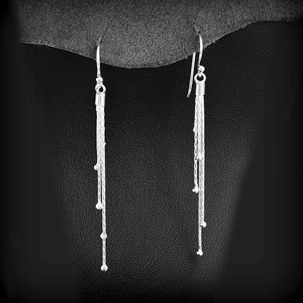 Jolie paire de boucles d'oreilles pendantes en argent, composée de cinq fines chaînettes de...