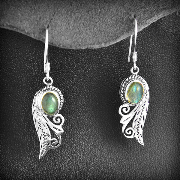 Boucles d'oreilles  en argent d'une aile filigrane joliment décorée et ornée dune pierre...
