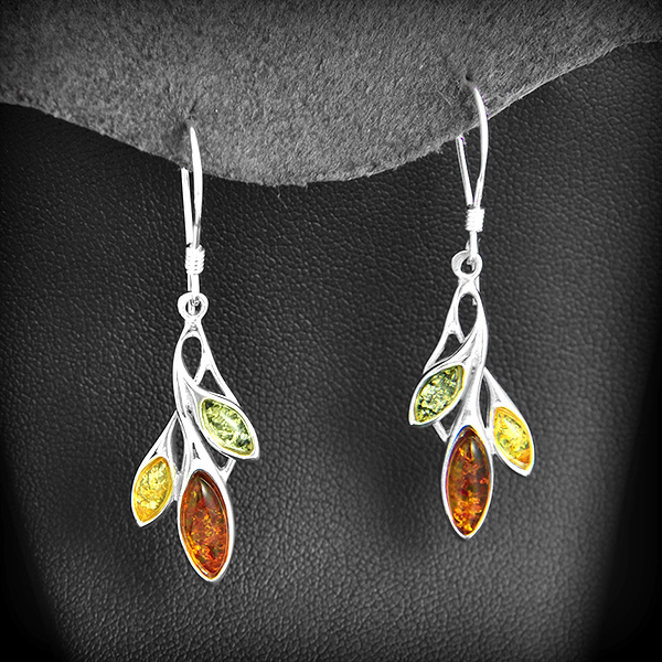 Boucles d'oreilles en argent d'une petite branche de trois couleurs d'ambre véritable (h:48mm).
