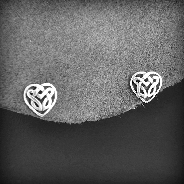 Boucles d'oreilles puces en argent d'un cœur d'entrelacs ajouré (h:9 mm).