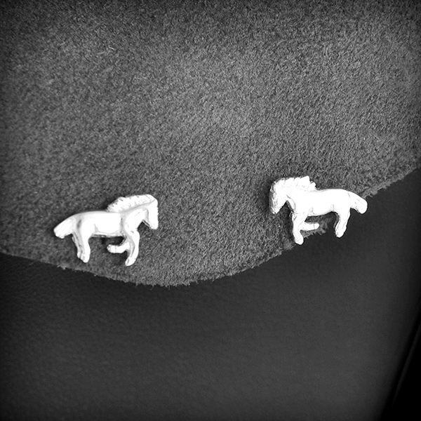Boucles d'oreilles puces en argent d'un petit cheval en course, beau volume  (h:8 mm).