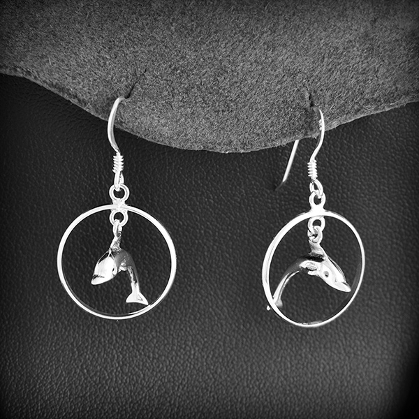 Boucles d'oreilles créoles sur crochets en argent de deux dauphins en volume suspendu dans un...