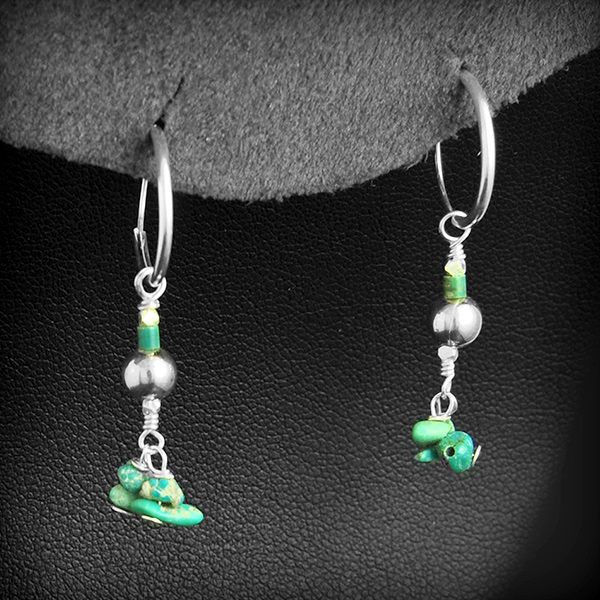 Boucles d'oreilles sur crochets en argent avec petit pendentif de turquoise baroque et perle...