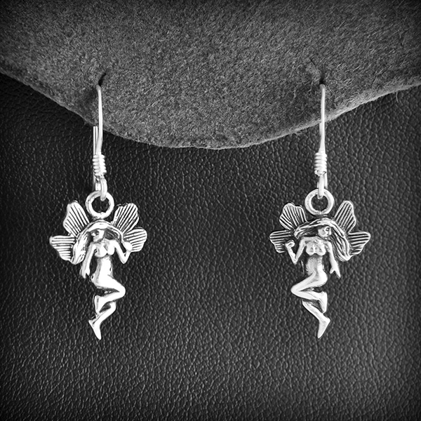 Boucles d'oreilles de petites fées délicatement dessinées en argent sur crochets (h:30mm).