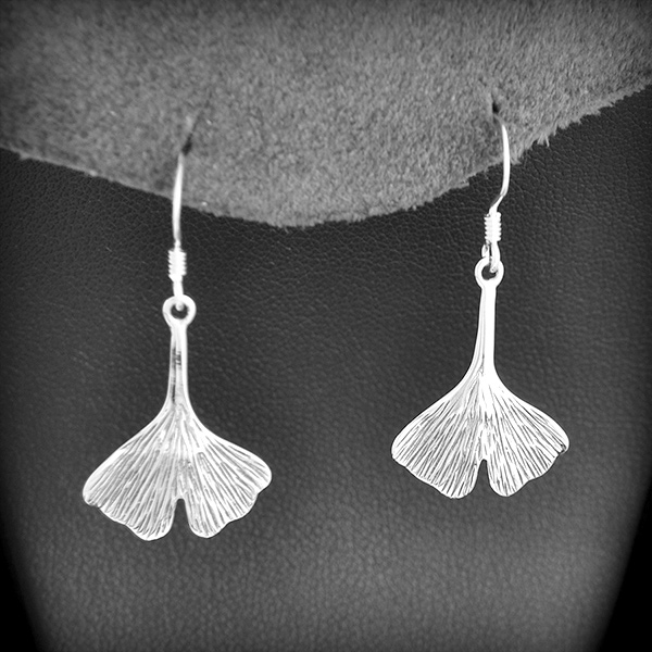 Boucles d'oreilles en argent feuilles de ginkgo, belle finition (h:35 mm).