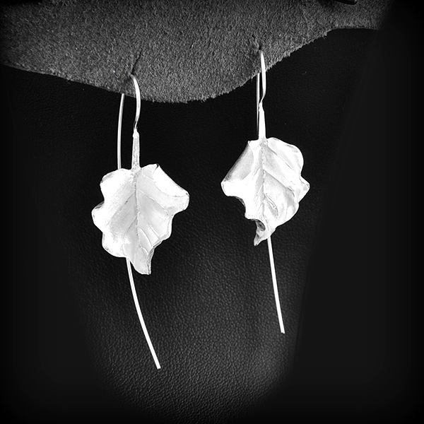 Boucles d'oreilles de très belles feuilles en argent légèrement polis, fabrication artisanale...