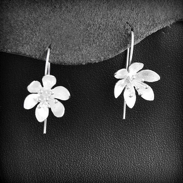 Boucles d'oreilles de très belles fleurs de Bach en argent légèrement polis, de fabrication...