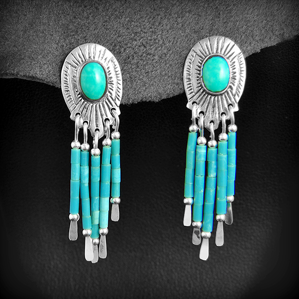 Boucles d'oreilles en argent de style indien Navajo d'une jolie turquoise Sertie en cabochon, en...
