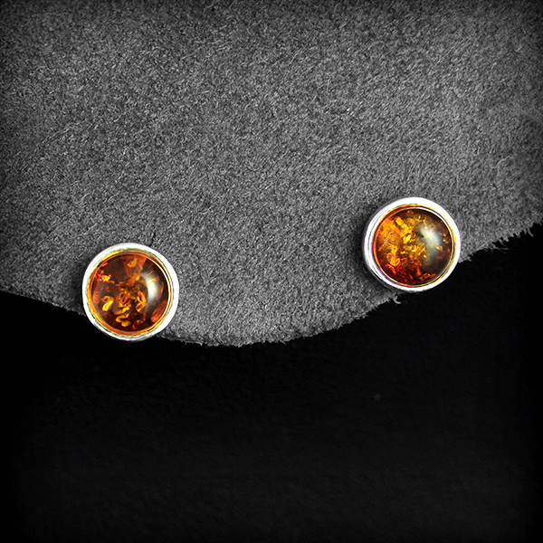 Boucles d'oreilles puces argent et ambre de forme ronde grand modèle (h:7mm).