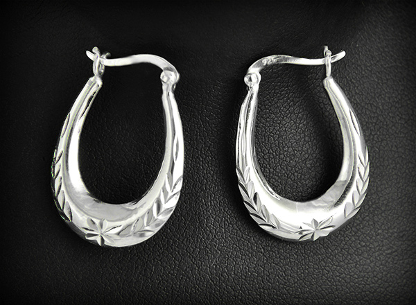 Jolies boucles d'oreilles en argent créoles légères striées (h:25mm).
