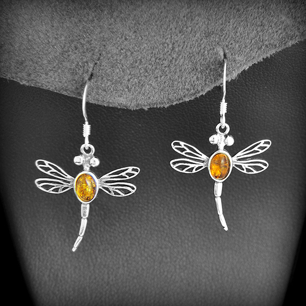 Boucles d'oreilles en argent d'une petite libellule bien dessinée avec le corps en ambre...