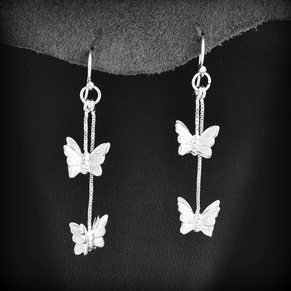 Ravissantes boucles d'oreilles en argent sur crochets de deux papillons délicatement ciselés en...