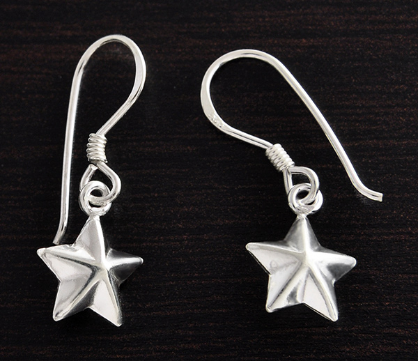 Boucles d'oreilles en argent de jolies petites étoiles, c'est modèle discret et féminin (h:25mm).