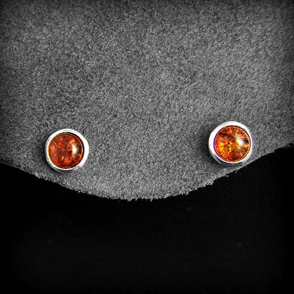 Boucles d'oreilles puces argent et ambre de forme ronde petit modèle (h:5mm).